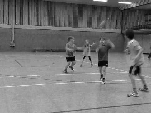 Handball Spielrunde der gemischten Jugend -E Diese Saison begann mit der Ernüchterung, dass wir weder eine E- Jugend noch eine F-Jugend melden konnten, da für beides zu wenig Spieler da waren.