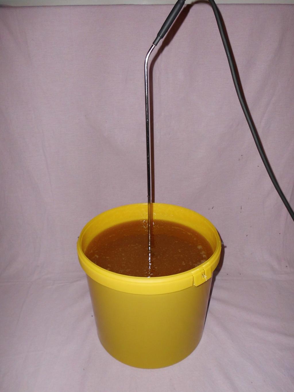 Soll grob und fest auskristallisierter Honig wieder verflüssigt werden, stehen folgende Verfahren zur Verfügung: Bei der Wasserbad-Methode wird der kristallisierte Honig in einem gut verschlossenen