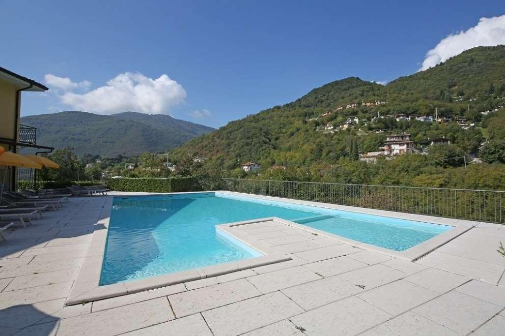 Die Piccolo Residence Ragno liegt leicht erhöht auf einem Sonnenplateau zwischen Tignales Ortsteilen Gardola und Aer, nur ca. 8 km vom Gardasee entfernt.