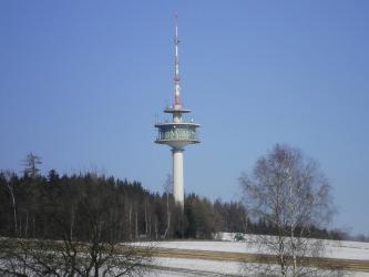 50m oberhalb Letzau liegt links im Bild der 118m hohe Fernmeldeturm der Deutschen Telekom für regionale Radiosender, wie