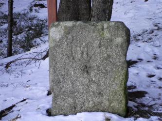 Der Wappenstein am Fischerberg Am Osthang des Fischerbergs zeigt ein alter Grenzstein, eine rechteckige Granitplatte mit