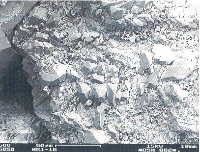 Permeabilität: 0,94-1,05 x 10 m Tafel 3-5: Abbildung des Porenraumes und der Porenradienverteilung für einen Sandstein der Bohrung