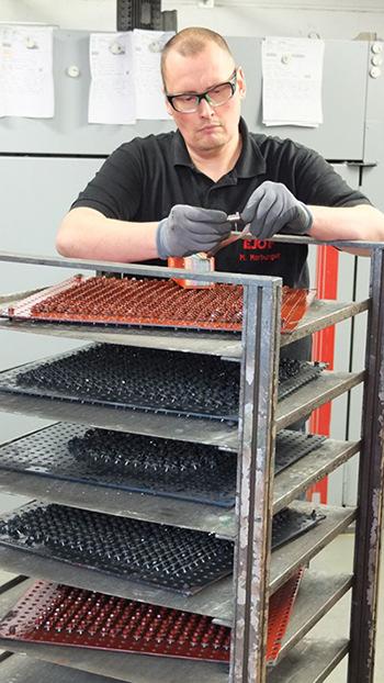 EJOT Mitarbeiter Matthias Marburger bei der Qualitätskontrolle. Knapp 11 Mio. Schrauben und Niete wurden allein in 2015 im Kundenauftrag gefertigt.