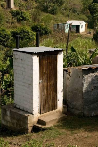 Das Eawag Projekt VUNA ( Ernte auf Zulu) Zusammenarbeit mit Behörden in Durban und Universitäten in Durban und in CH Urinseparierende Trockentoiletten Heute: Versickerung von Urin