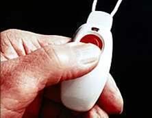 Der Malteser Hausnotruf - Ablauf Ein Knopfdruck auf den Funkfinger genügt: Schon hat der Kunde von