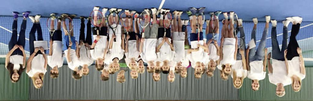 Tennis Junioren Cup in der Turngemeinde Münster Foto: Kalle Greis (v.li.) Ina Weyer, Marie Strüwe, Elena Hirche, Hannah Fischer, Kalle Greis, Saskia Greis -bw- Am Samstag, dem 01.
