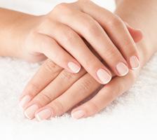Bei einer klassischen Maniküre reinigen wir Deine Hände und entfernen behutsam die Nagelhaut.