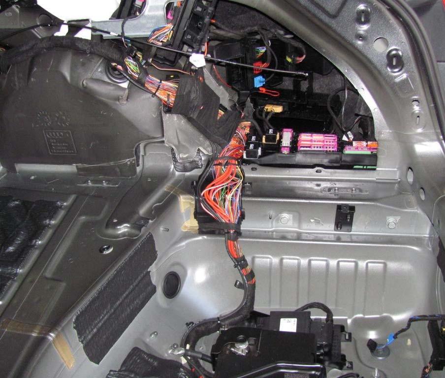 Verlegung im Kofferraum / Run the cable inside the rear trunk Montageposition 10 3 / Assembly position 310 DDC Leitung entlang der Markierungen verlegen und mit