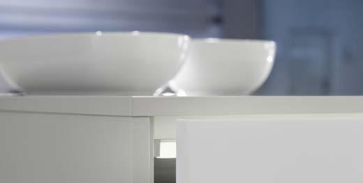 2 RAUVISIO crystal das Glaslaminat 2.1 Produktbeschreibung Ob in der Küche, im Bad oder im Wohnbereich Glas findet heute ein breites Einsatzgebiet im Möbeldesign.