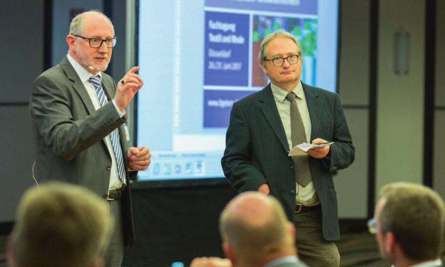 Dr. Ronald Unger und Martin Steiner, Leiter Fachgebiet Textil und Mode der