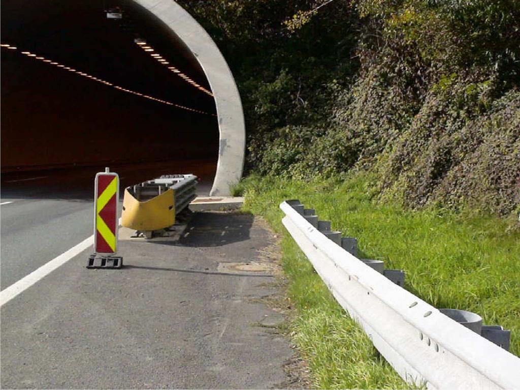 Rückhaltesysteme in der Praxis Außenrandabsicherung bei einem Tunnelportal Mittelstreifenabsicherung im