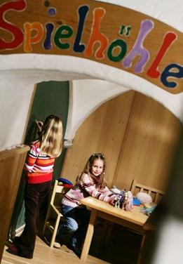 Für Kinder gibt es eine eigene Spielhöhle und für die etwas Kleineren einen Wickelplatz. Abgesehen von einer Stufe im Eingangsbereich ist der Heurige rollstuhlgerecht.