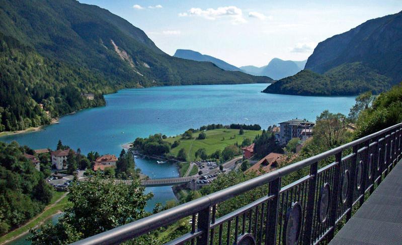 Trient und Molvenosee Trient, die Hauptstadt der gleichnamigen Provinz und der Region Trentino-Alto Adige, liegt am linken Ufer der Etsch (Adige) in einer von Bergen umgebenen Talaue.