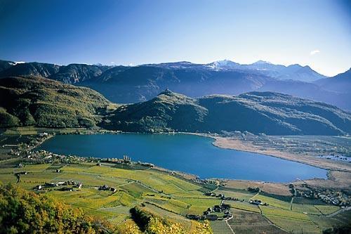 Kalterer See Der Kalterer See ist der größte See Südtirols und der wärmste Badesee der Alpen (Badesaison von Mai bis September), er liegt auf einer Höhe von 215 m über NN in einer von einem alten