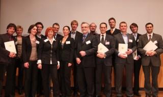 Nach der Prämierung der besten Projekte. v.l.n.r.: Prof. Dr. Blechschmidt-Trapp, Hochschule Ulm; Dr. Marion Wehner, Projektträger Jülich; Dr.