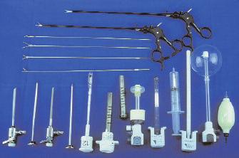 Laparoskopische Hernien-Instrumente für TAPP und TEP (Länge der Instrumente 30 cm) von links nach rechts untere Reihe Trokarhülse 5 mm Trokar 5 mm dreikant Trokarhülse 5 mm Trokar 5 mm dreikant 12 mm