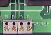 Verbinden Sie jeweils die Klemme A mit der Klemme A des nächsten Wechselrichters und entsprechend die Klemmen B.