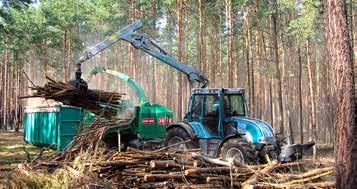 Neben dem Einsatz mit einem Forstmulcher zur Flächenkultivierung kann der Pm Trac auch im Einsatz mit einem Pfanzelt Energieholzfällgreifer seine Stärken voll ausspielen.