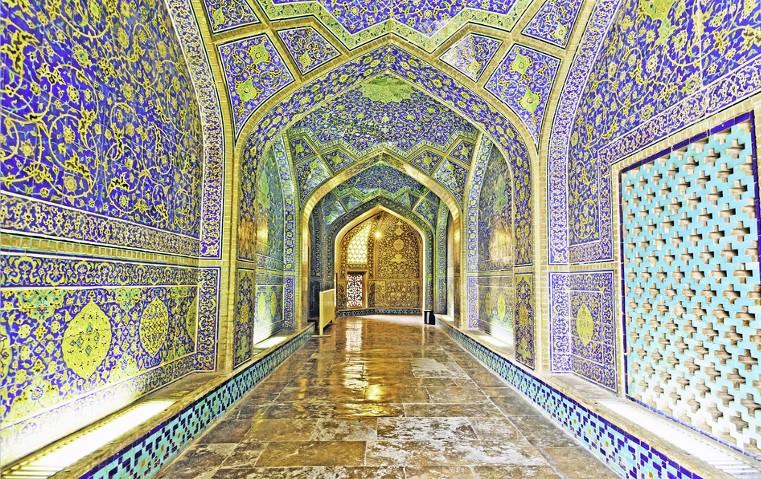 Nach Ankunft in Isfahan sehen Sie die beeindruckenden Brücken Khajo und Siosipol. Check-in im Hotel und Nächtigung. 7.