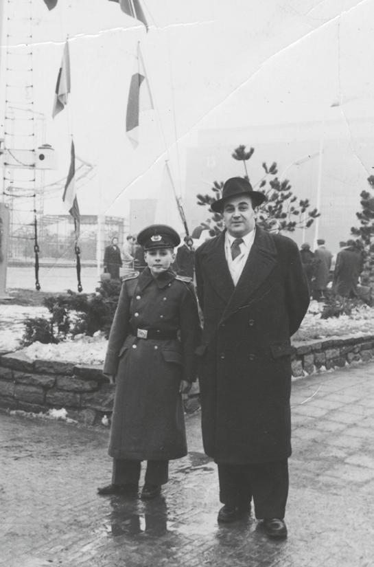 1956: Thomas Brasch mit seinem Vater Horst Brasch die er als Fräser in einer Berliner Fabrik abzuleisten hatte.