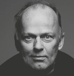 Christoph Rüter geboren 1957 in Gelsenkirchen, studierte Theaterwissenschaften, Philosophie Psychologie in München und Berlin.