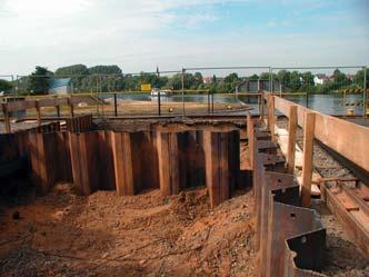 Ende Juni 2004 begannen die Absicherungsarbeiten der Baugrube für das neue Regenklärbecken und den Auslaufkanal.