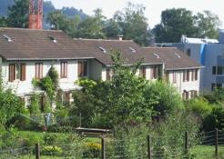 8er-Zeilen zusammengeschlossene Einfamilienhäuser Siedlung wird einheitlich unterhalten, gehört als Ganzes einer Genossenschaft Kurzbeschreibung Die Siedlung liegt am Fusse des Eschenberges.