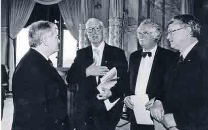 Ehrungen Dr. Alan Russell, der Präsident des britischen Dresden Trust, erhielt am 19. November 2006 den renommierten Erich-Kästner-Preis des Presseclubs Dresden.