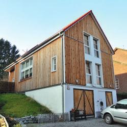 gebaute ökologische Holzhaus kombiniert