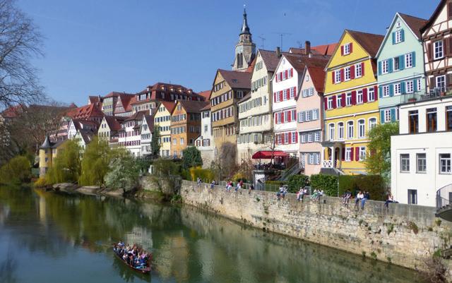 In bester Lage Die historische Innenstadt Tübingens ist geprägt durch verwinkelte Gassen und Fachwerkhäuser mit ihren spitzen Giebeln.