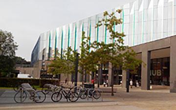 Die MMU-Gebäude und die Bibliothek kann man schön zu Fuß erreichen und die Pausen zwischen Unterrichten reichen wohl von einem Campus zu dem anderen rüberzukommen, zum Beispiel von Business School zu