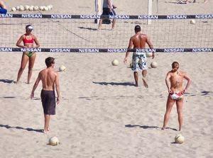Beachvolleyball Beachvolleyball-Spieler in KalifornienBeachvolleyball ist eine Sportart, bei der sich zwei Mannschaften mit je zwei Spielern auf einem durch ein Netz geteilten Sand- Spielfeld
