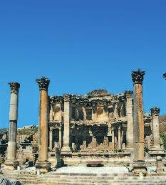 In der ausgegrabenen, glanzvollen Stadt Jerash ist die Größe des römischen Imperiums noch heute gegenwärtig. Mystisch anmutende Wüstenschlösser scharen sich im Umkreis von 60 km um Amman.