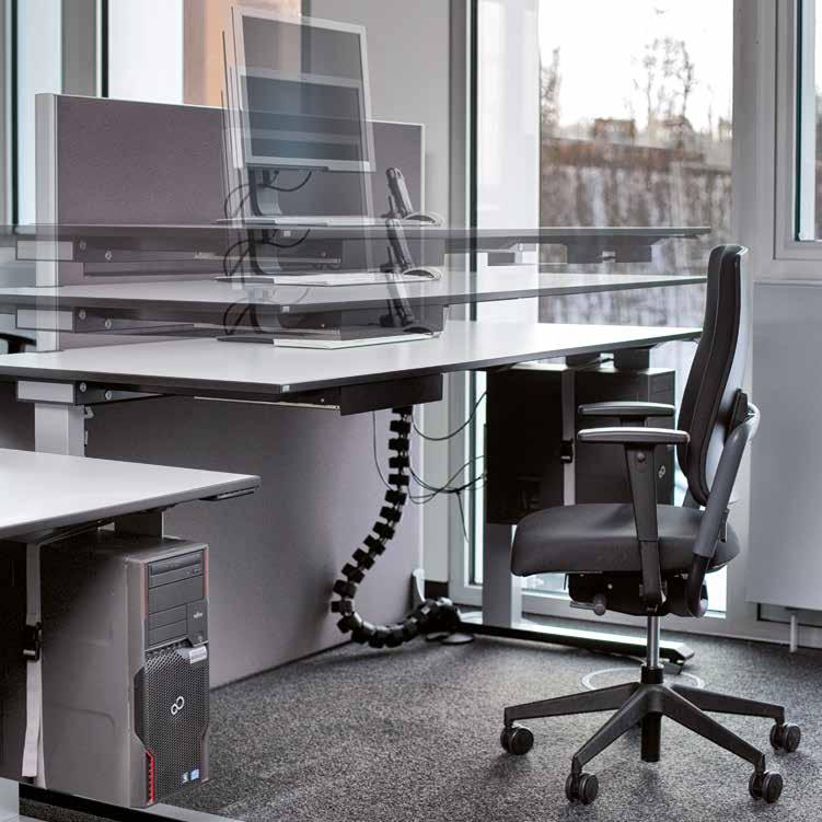 Schallabsorbierende Stellwände, über die Breite des Schreibtisches, bieten bei einer Arbeitsposition im Sitzen eine akustische und visuelle Abschirmung zum Arbeitsplatz und ermöglichen bei