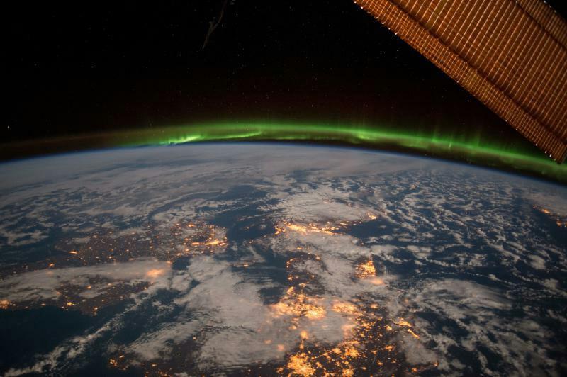 Polarlichter und zum Schluss das Polarlichtoval von der ISS aus fotografiert (da