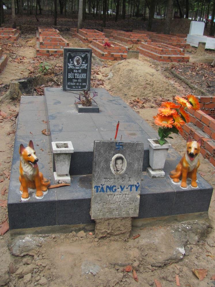 4) Neues Grab und alte Grabplatte auf