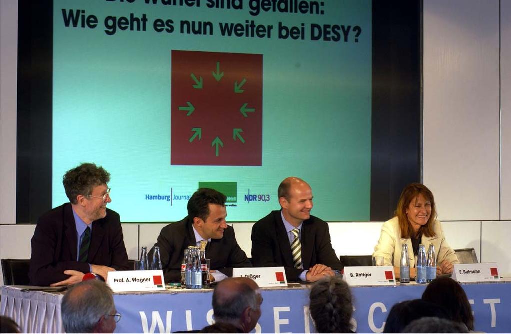 Vorwort Abbildung 1: Auf einem vom NDR und Hamburger Abendblatt veranstaltetem,,wissenschaftsforum am 11. Juni 2003 diskutieren DESY-Direktor A.