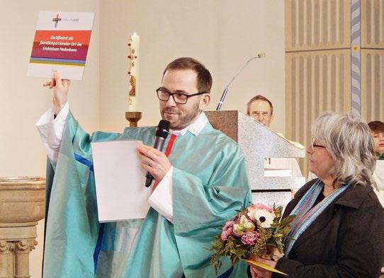 In einem feierlichen Gottesdienst, mitgestaltet durch die Kinder der Kindertageseinrichtung, übergab Pastor Christian Conrad das Zertifikat und ein Türschild für die Einrichtung.