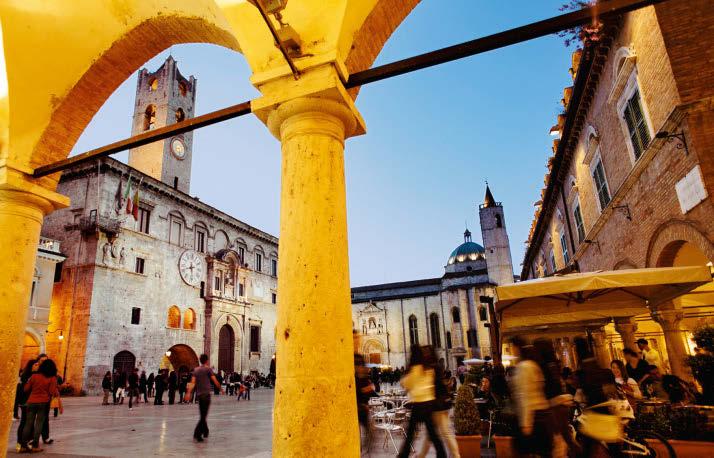Auf der wunderschönen Piazza del Popolo in Ascoli Piceno schen Kulisse der Renaissance modernes Universitätsstadtleben pulsiert.
