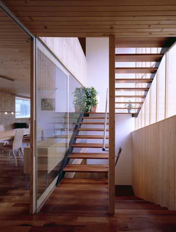 Konzipiert ist das Haus mit innen sichtbaren Massivholzkanteln als reiner Massivholzbau.