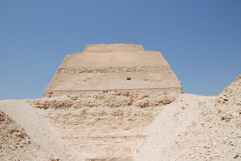 99 Die Vermessung Blick von Osten auf die Stufenpyramide von Meidum.