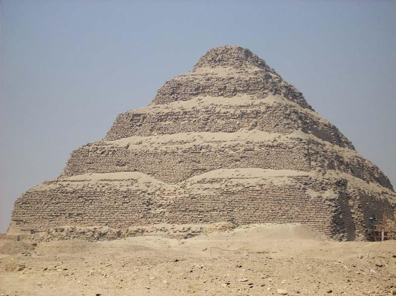 Die Pyramide des Pharao Snofru in Meidum wurde angeblich zuerst
