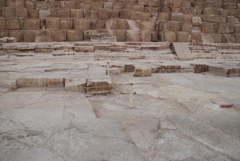 167 Die Pyramiden von Gizah Die unterste Lage der Verkleidungssteine ruht auf dem etwa 30 cm starken Pflaster. Darunter liegt der gewachsene Fels.