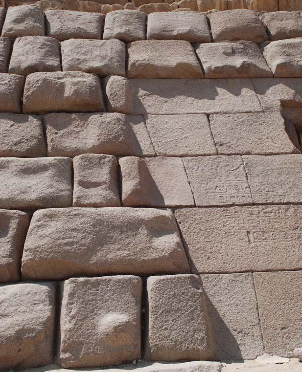 175 Die Pyramiden von Gizah Die Verkleidungssteine der Mykerinospyramide weisen stark unterschiedliche Winkel der Seitenflächen auf. Dennoch war die passgenaue Bearbeitung kein Problem.