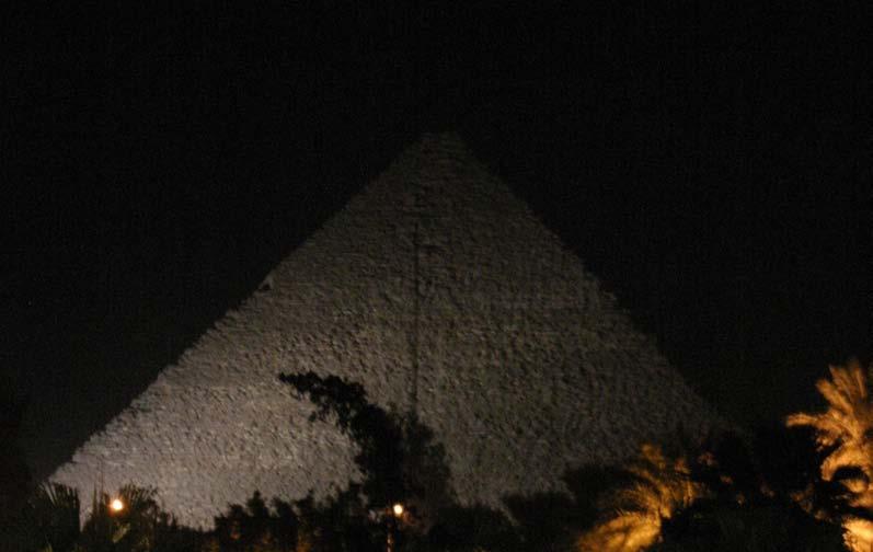 195 Die Pyramiden von Gizah Die Cheopspyramide im Scheinwerferlicht: Deutlich ist die Vertiefung in der Mitte der Flanke zu erkennen. Hier reichten die Verkleidungssteine weiter in den Pyramidenkern.