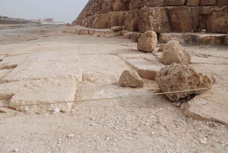 Die Ostkante der Roten Pyramide von Dahschur: Ihre Basislänge ist mit 220 m nur wenig kürzer