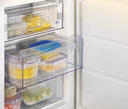 Ein Unterbau-Kühlschrank bietet sich hier einfach an. Dieser nutzt ideal den Platz unter der Arbeitsplatte und sorgt für eine einheitliche Front.