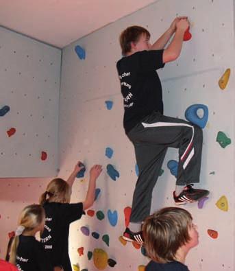 Schulsport Klettern fördert Ausdauer und Vertrauen der Schüler Schulsporttag Klettern Über 400 Hauptschüler nahmen in Kulmbach teil Klettern macht Spaß wenn es engagiert vorbereitet und für jeden