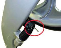 Methode Loosen the cable fastener with a mm Allen wrench and remove. Remove the cable from the cable guides. emove the crimp fitting R at the end of the brake cable.
