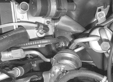 Cherokee Thermo Top C - Abgasleitung (6/) auf Heizgerät aufstecken und mit Schlauchklemme befestigen - Abgasleitung (6/; 7/) gemäß Bild 6 und Bild 7 vor der Motoraufhängung nach unten verlegen 6 -